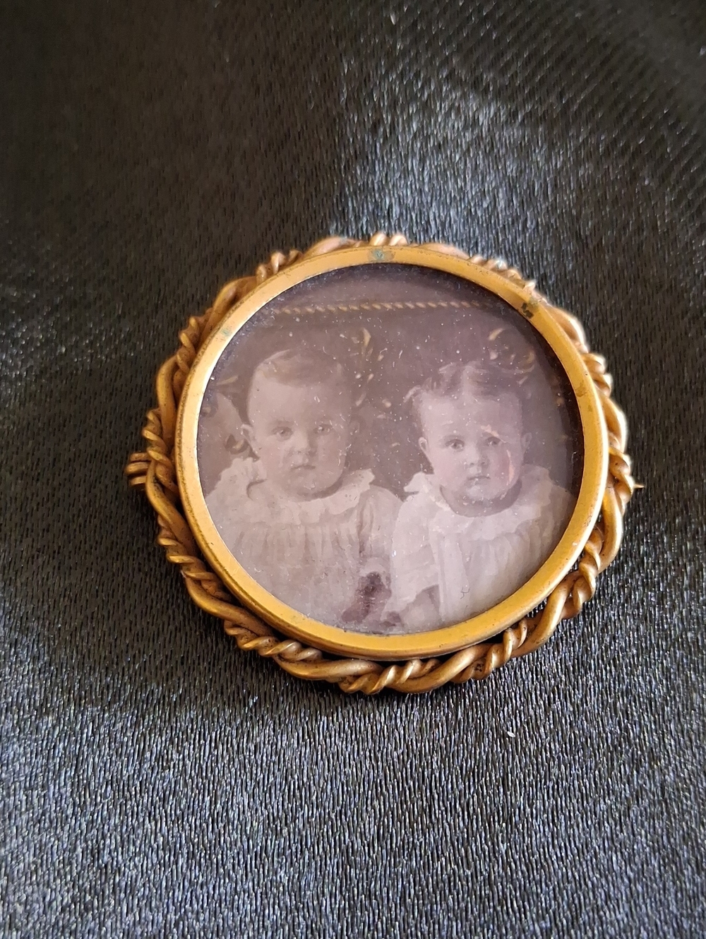 Antique Victorian Mourning Brooch Round Gold Tone Photo Frame Accent - Copper